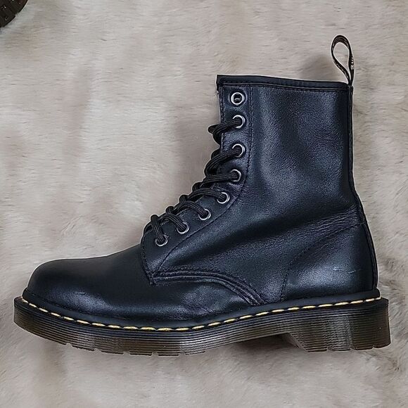DR. MARTENS BLACK 1460 SMOOTH LEATHER LACE UP BOOTS, SIZE 7 - NEW W/O BOX - Picture 1 of 9